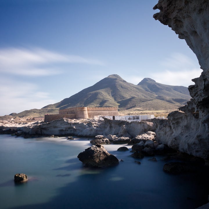 Vista del Mar Mediterráneo con el CAstillo de San Felipe, en el Cabo de Gata, Almería.