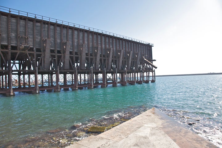 El Cable Inglés, una enorme plataforma que servía de unión entre los ferrocarriles de carga de minerales y los barcos, también de carga.