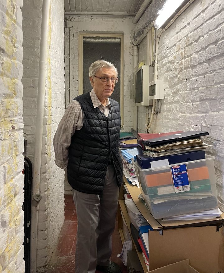 Ángel Viñas, en el sótano de su residencia de Bruselas, donde guarda parte de sus documentos.