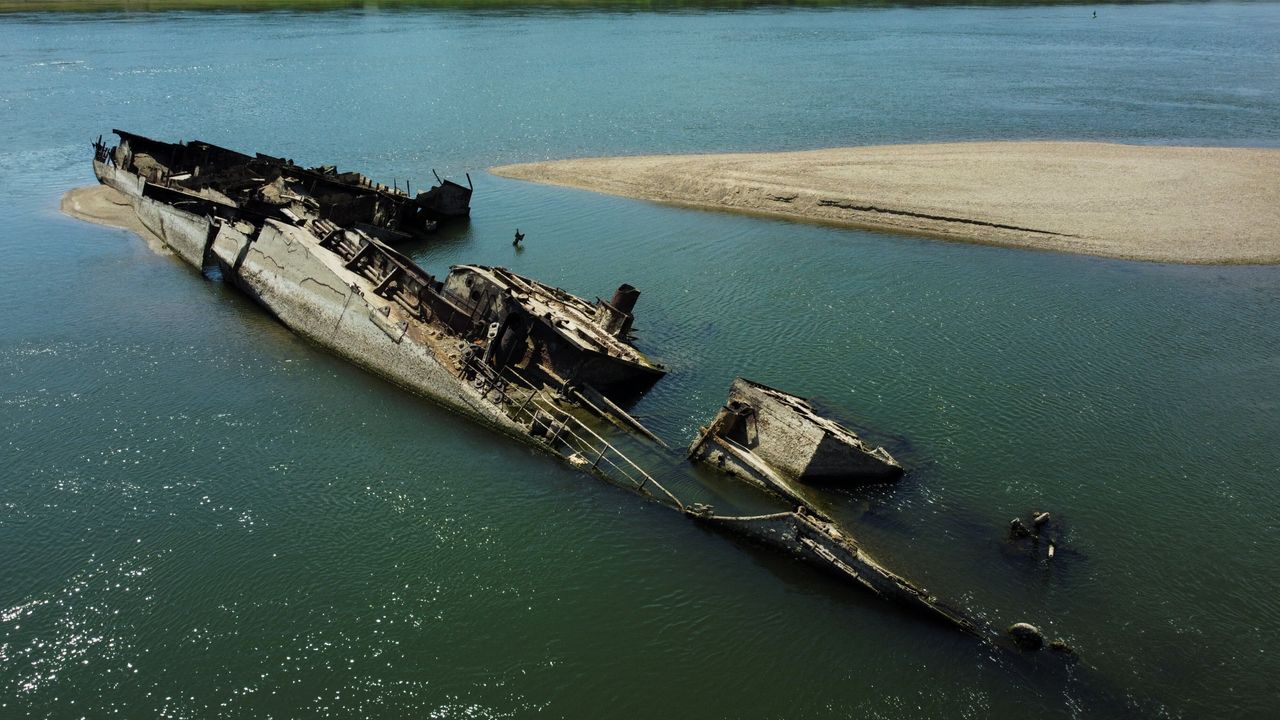 Συντρίμμια ενός γερμανικού πολεμικού πλοίου του Β' Παγκοσμίου Πολέμου φαίνονται στον Δούναβη στο Πράχοβο, Σερβία, 18 Αυγούστου 2022. REUTERS/Fedja Grulovic