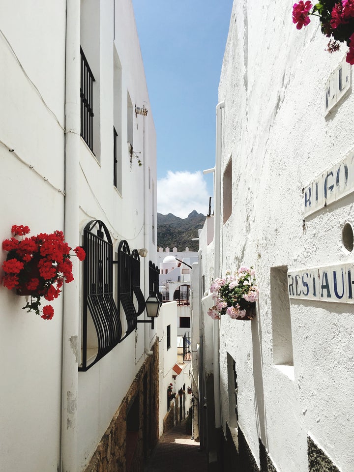 Una típica calle en Mojácar, Almería.