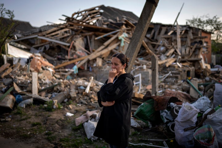 Anna Shevchenko, ante su casa destrozada en Irpin, cerca de Kiev, el pasado mayo.