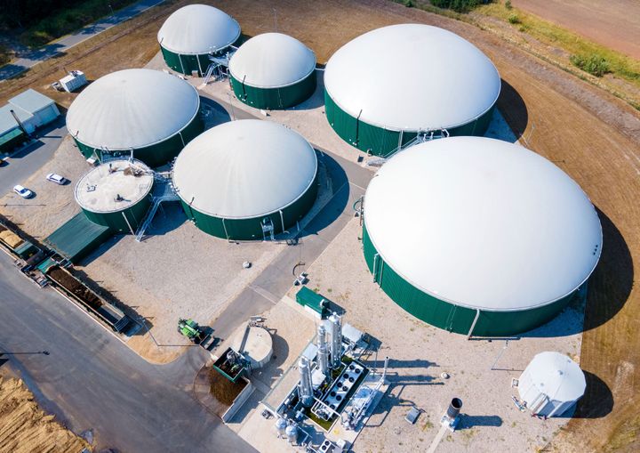 Το εργοστάσιο βιοαερίου με έξι συνολικά μεγάλες δεξαμενές στο Torgelow της Γερμανίας, Τρίτη, 16 Αυγούστου 2022. Το εργοστάσιο θα τροφοδοτεί 15.000 κατοίκους της πόλης Torgelow. Το εργοστάσιο της εταιρείας Mele Biogas, το οποίο προηγουμένως αποτελούνταν από έξι δεξαμενές αποθήκευσης, θα επεκταθεί για να διπλασιαστεί η χωρητικότητά του μέχρι το φθινόπωρο του 2023. Σύμφωνα με την κρατική ένωση Mecklenburg-Western Pomerania for Renewable Energy, όγκος ενέργειας άνω των 100 εκατομμυρίων κιλοβατώρες ετησίως θα παράγεται εδώ και θα τροφοδοτεί το δίκτυο φυσικού αερίου. (Jens Büttner/dpa via AP)