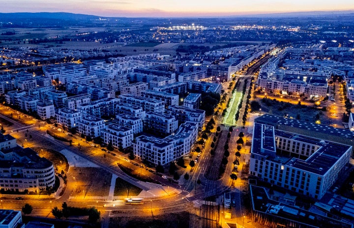 Οι δρόμοι φωταγωγούνται σε ένα προάστιο της Φρανκφούρτης, Γερμανία, την Τετάρτη, 10 Αυγούστου 2022. (AP Photo/Michael Probst)