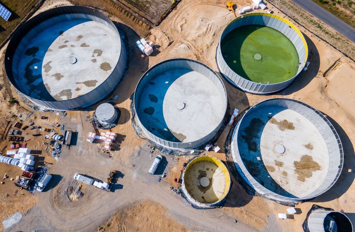 16 Αυγούστου 2022, Mecklenburg-Western Pomerania, Torgelow: Οι πρώτες δεξαμενές φυσικού αερίου ακόμη υπό κατασκευή για τη μελλοντική μονάδα βιοαερίου. (Αεροφωτογραφία με drone). Το εργοστάσιο θα τροφοδοτεί 15.000 κατοίκους της πόλης Torgelow. Το εργοστάσιο της εταιρείας Mele Biogas, το οποίο μέχρι στιγμής αποτελείται από έξι δεξαμενές αποθήκευσης, θα επεκταθεί για να διπλασιαστεί η χωρητικότητά του μέχρι το φθινόπωρο του 2023. Σύμφωνα με την κρατική ένωση Mecklenburg-Western Pomerania for Renewable Energy, όγκος ενέργειας άνω των 100 εκατομμυρίων κιλοβάτ ώρες ετησίως θα παράγεται εδώ και θα τροφοδοτεί το δίκτυο φυσικού αερίου. Photo: Jens Büttner/dpa (Photo by Jens Büttner/picture alliance via Getty Images)