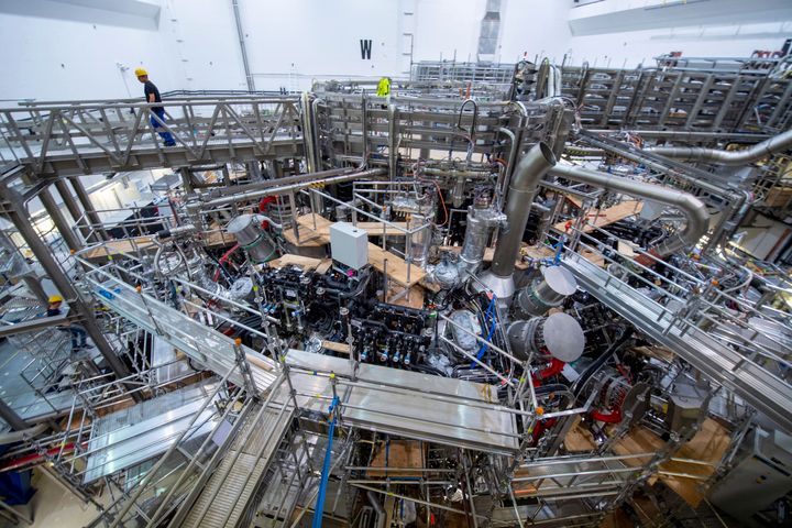 Άποψη του ερευνητικού αντιδραστήρα "Wendelstein 7-X" στο Ινστιτούτο Max Planck για τη Φυσική του Πλάσματος στο Greifswald, Γερμανία, Τρίτη, 9 Αυγούστου 2022. Το ινστιτούτο με τον αντιδραστήρα σύντηξης "Wendelstein 7-X" βασίζεται στην πυρηνική σύντηξη ως τρόπο παραγωγής ενέργειας. Η ίδια η εγκατάσταση στο Greifswald δεν παρέχει ακόμη ενέργεια σύντηξης, αλλά χρησιμοποιείται για βασική έρευνα και προορίζεται να αποδείξει την καταλληλότητα των εγκαταστάσεων σύντηξης τύπου "stellarator". (Stefan Sauer/dpa via AP)