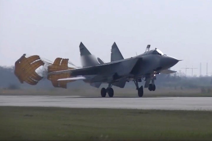 Un avión de combate MiG-31 de la Fuerza Aérea de Rusia aterriza en la base aérea Chkalovsk en la región de Kaliningrado.