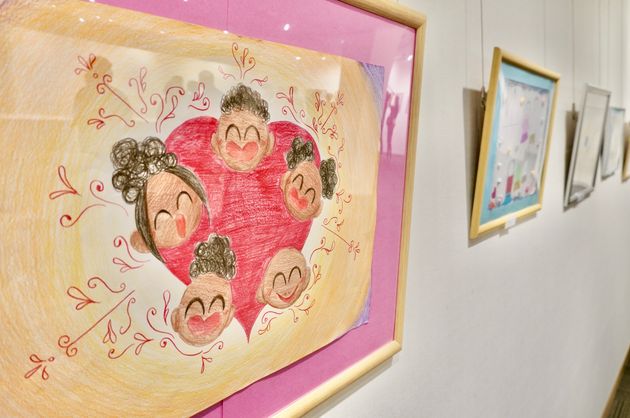 仮放免中の子どもが描いた家族の絵。ハートマークに被せるように、家族の笑顔が咲いている