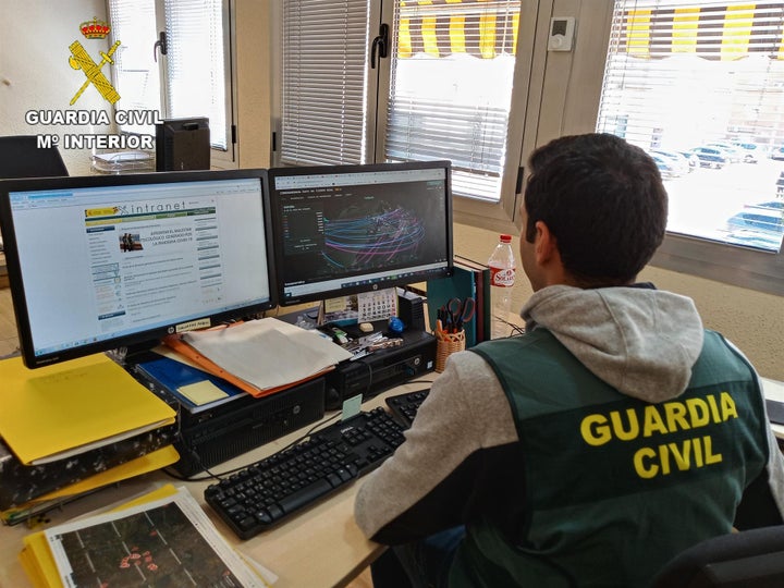 Un agente de la Guardia Civil investiga una estafa por internet.