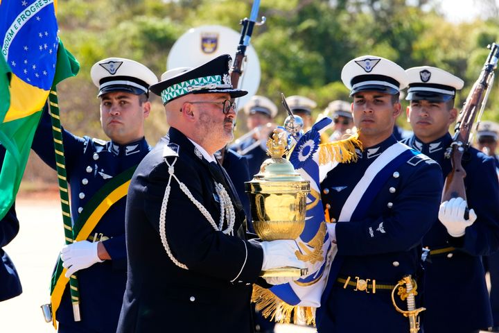 Ένας Πορτογάλος στρατιωτικός αξιωματούχος φέρει μια λειψανοθήκη με την καρδιά του πρώην αυτοκράτορα της Βραζιλίας, Dom Pedro I, καθώς της απονέμεται τελετή στρατιωτικών τιμών στην αεροπορική βάση στη Μπραζίλια της Βραζιλίας, Δευτέρα, 22 Αυγούστου 2022. Η καρδιά έφτασε για επίδειξη κατά τη διάρκεια των εορτασμών της 200χρονης της Βραζιλίας στις 7 Σεπτεμβρίου
