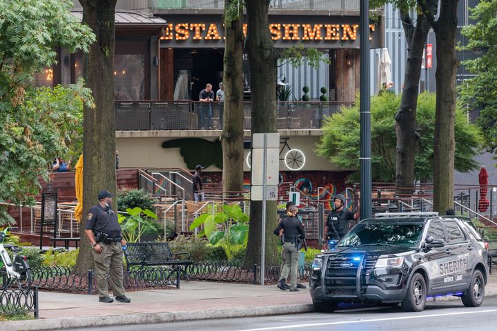 Η αστυνομία συγκεντρώνεται στη 14η οδό μεταξύ Peachtree και Juniper στην Ατλάντα των ΗΠΑ, τη Δευτέρα 22 Αυγούστου 2022 μετά από αναφορές για πυροβολισμό στην περιοχή. (Arvin Temkar/Atlanta Journal-Constitution μέσω AP)