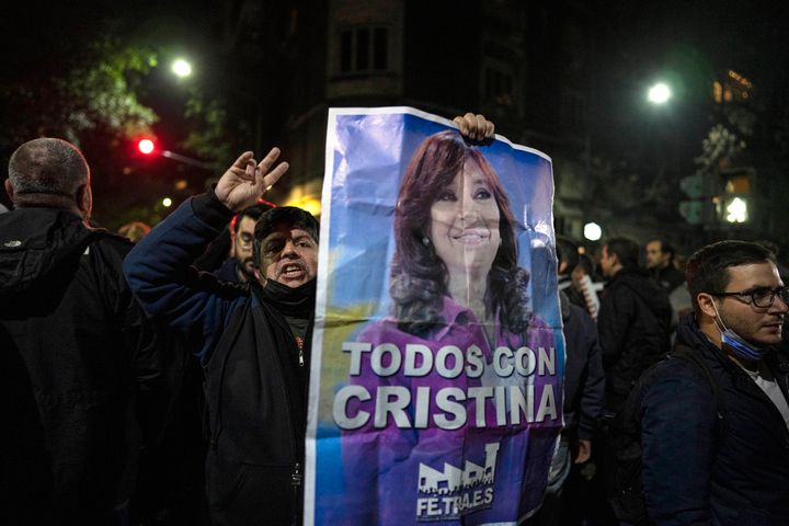 Partidarios de Cristina Fernández, durante una manifestación contra la decisión del fiscal, anoche en Buenos Aires. 