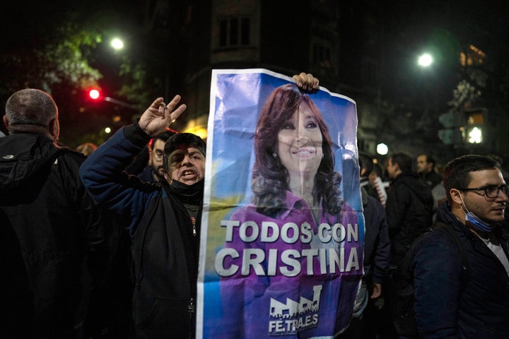 Partidarios de Cristina Fernández, durante una manifestación contra la decisión del fiscal, anoche en Buenos Aires.