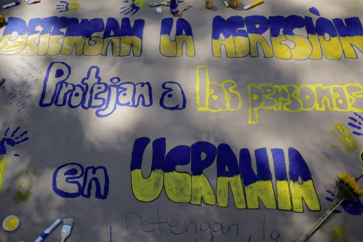 Pintadas cerca de la embajada de Rusia en México, pidiendo que pare la guerra en Ucrania.