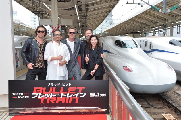 新幹線乗車前に、東京駅で記念撮影も