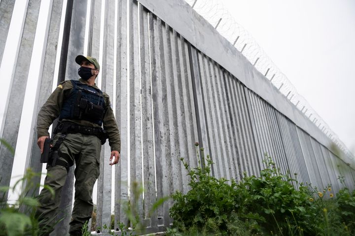 Παρασκευή, 21 Μαΐου 2021, ένας αστυνομικός περιπολεί δίπλα στο ατσάλινο τείχος στα ελληνοτουρκικά σύνορα στον Εβρο. (AP Photo/Giannis Papanikos, File)