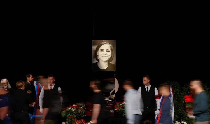 Ο κόσμος παρευρίσκεται σε μνημόσυνο για τη Ρωσίδα δημοσιογράφο Darya Dugina, η οποία σκοτώθηκε σε επίθεση με παγιδευμένο αυτοκίνητο, στη Μόσχα, Ρωσία, 23 Αυγούστου 2022.