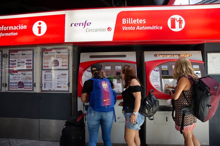 Usuarios frente a una máquina de autoventa de Cercanías.