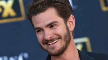 Interviewer And Andrew Garfield Have Sizzling Red Carpet