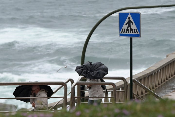 Dos ciudadanos intentan pasear por Galicia pese al fuerte viento