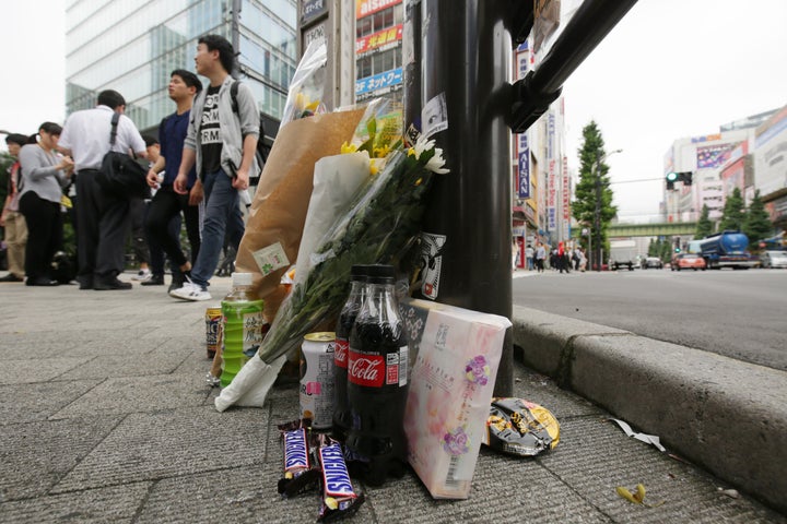 秋葉原無差別殺傷事件の現場に供えられた花束や飲み物＝2019年6月8日、東京都千代田区