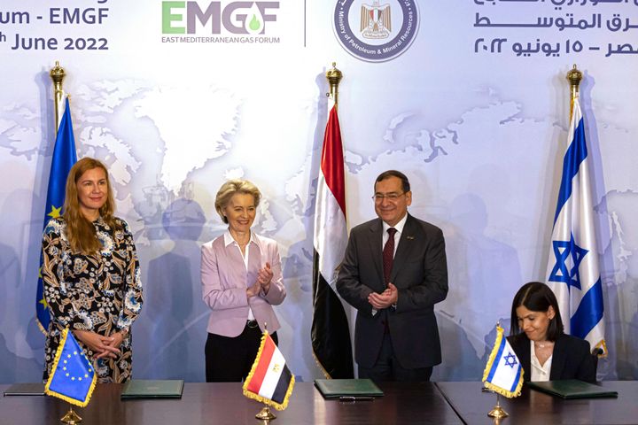 La comisaria europea de Energía, Kadri Simson; la presidenta de la Comisión, Ursula von der Leyen; el ministro egipcio de Petróleo, Tarek el-Molla, y la ministra israelí de Energía, Karine Elharrar, durante la firma de un acuerdo sobre gas en El Cairo, el pasado junio. 