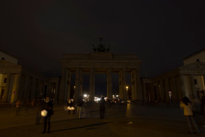 Η πύλη του Βρανδεμβούργου χαμένη στις σκοτεινές σκιές, καθώς τα φώτα που φωτίζουν το μνημείο έσβησαν για να σηματοδοτήσουν την «Ώρα της Γης» στο Βερολίνο, το Σάββατο 31 Μαρτίου 2012. Κάπως έτσι, υποφωτισμένα δηλαδή, ενδέχεται να δούμε όλα τα μνημεία στην Γερμανία στη διάρκεια του χειμώνα που έρχεται. (AP Photo/Markus Schreiber)