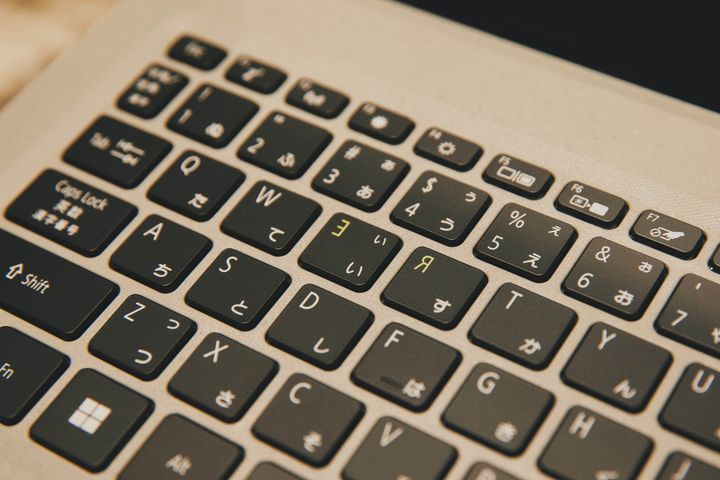 「Veroシリーズ」ノートパソコンのキーボード。イエローに色付けされた「R」と「E」が反転している