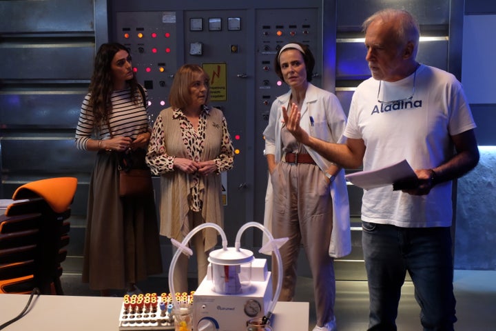 Paco Arango da instrucciones a Olivia Molina, Carmen Maura y Aitana Sánchez-Gijón en una escena en el laboratorio.