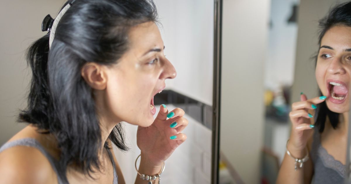 6 علامات تدل على طحن أسنانك في الليل (وماذا تفعل حيال ذلك)