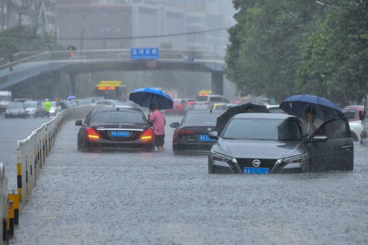 台風による大雨で、道路にも水が溢れた（2022年8月25日、中国・海南省で撮影）