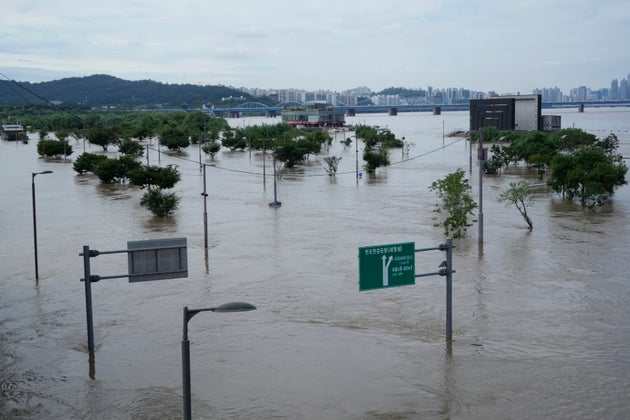 韓国・ソウルでの大雨で、漢江沿いの公園の一部は浸水した（2022年8月10日、韓国・ソウルで撮影）