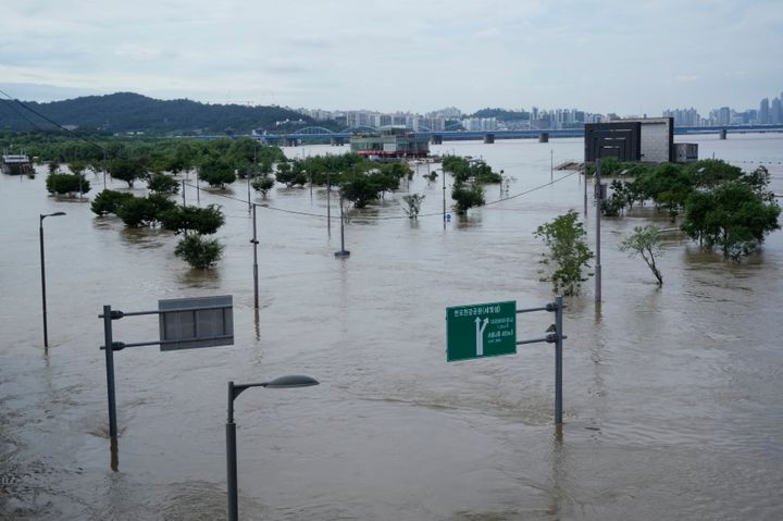 韓国・ソウルでの大雨で、漢江沿いの公園の一部は浸水した（2022年8月10日、韓国・ソウルで撮影）