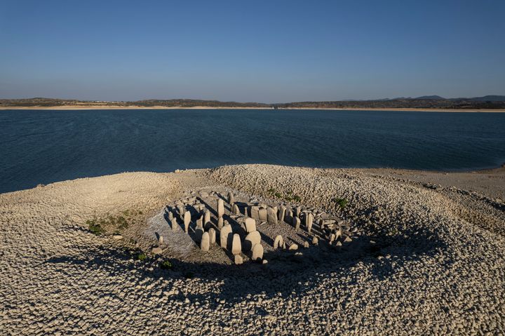 干ばつの影響で、貯水池からスペインの「ストーン・ヘンジ」と呼ばれる遺跡、グアダルペラル・ドルメンが姿を現した（2022年7月28日、スペイン・カセレスで撮影）