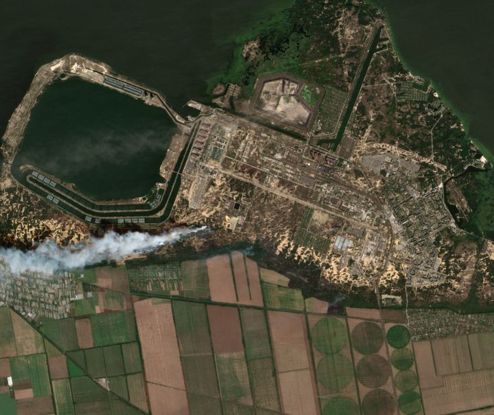 Vista satelital de las instalaciones de Zaporiyia y el incendio cercano a las instalaciones.