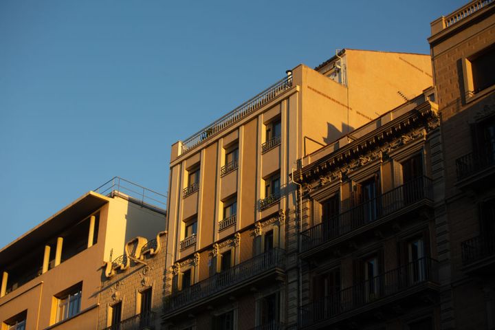 Un edificio residencial en Barcelona, en agosto.