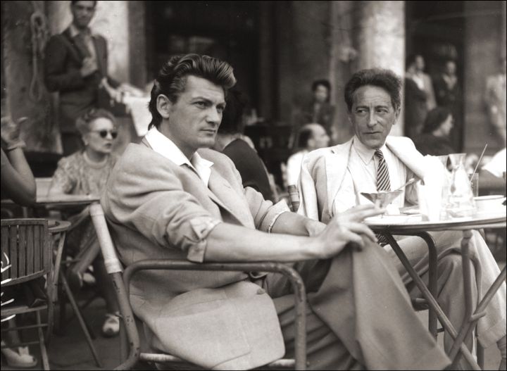Οι Ζάν Κοκτώ και Ζαν Μαρέ, απολαμβάνουν τον καφέ τους, στο όγδοο φεστιβάλ κινηματογράφου της Βενετίας, το 1947.
