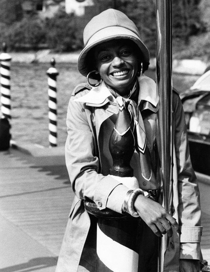 Η τραγουδίστρια, τραγουδοποιός, ηθοποιός και μουσική παραγωγός, Νταϊάνα Ρος, σε μια από τις αποβάθρες της λιμνοθάλασσας της Βενετίας, το 1973.