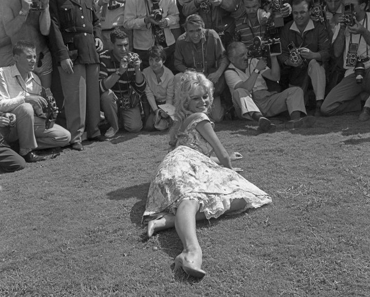 Η Γαλλίδα ηθοποιός Μπριζίτ Μπαρντό, ξαπλωμένη στο γρασίδι, ποζάρει στους φωτογράφους, στη Βενετία, το 1958