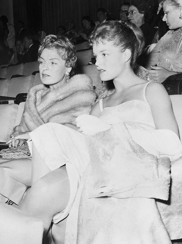 Η Αυστριακή κινηματογραφική ηθοποιός, Ρόμι Σνάιντερ, και η μητέρα της, ηθοποιός θεάτρου και κινηματογράφου, Μάγδα Σνάιντερ, στην προβολή της ταινίας «Eye for an Eye» στο Mostra del Cinema, κατά τη διάρκεια του Διεθνούς Φεστιβάλ Κινηματογράφου της Βενετίας, το 1957.