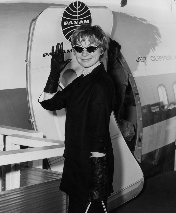 1960: Η Αμερικανίδα ηθοποιός Σίρλεϊ Μακ Λέιν επιβιβάζεται σε αεροπλάνο με προορισμό την Ιταλία, και συγκεκριμένα το Φεστιβάλ Κινηματογράφου της Βενετίας, όπου προβλήθηκε η ταινία του σκηνοθέτη Μπίλι Γουάιλντερ, «The Apartment». Για την ερμηνεία της στην ταινία, η Μακ Λέιν κέρδισε το βραβείο καλύτερης ηθοποιού.
