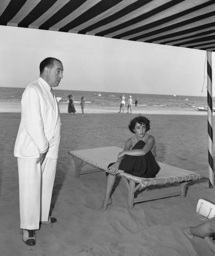 Η Αμερικανίδα ηθοποιός Ελίζαμπεθ Τέιλορ, σε ξαπλώστρα στην παραλία Λίντο, συντροφιά με τον Ζούκι Χίλτον, το 1950.