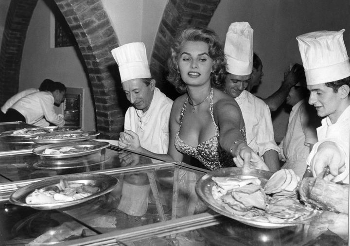 Η λαμπερή Σοφία Λόρεν σε εστιατόριο της Βενετίας, το 1955.