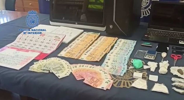 Droga, dinero y objetos intervenidos en la operación policial que se ha saldado con cinco detenidos.