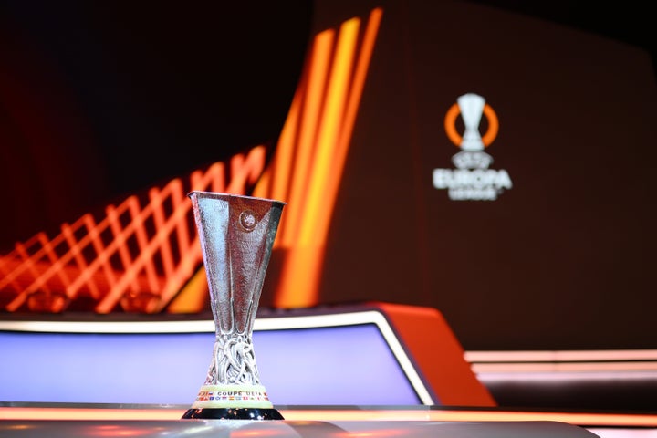 Foto de archivo del trofeo de la UEFA.