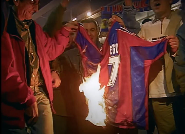 Aficionados del Barça queman una camiseta de Figo.
