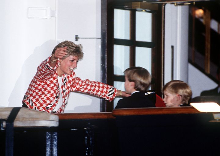 Diana de Gales, abalanzándose hacia sus hijos en 1991.