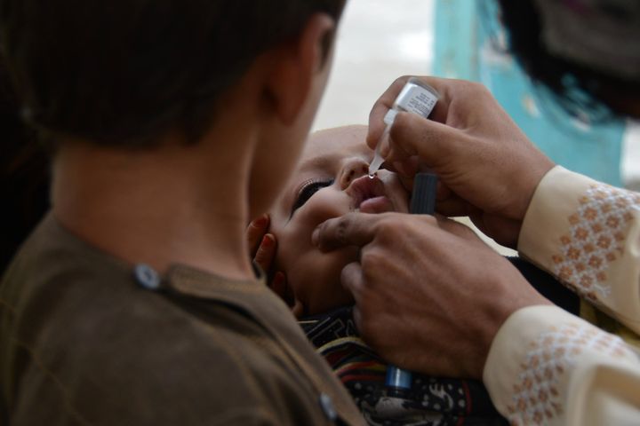 Un niño afgano recibe la vacuna de la polio en la provincia de Kandahar, en julio de 2022. 