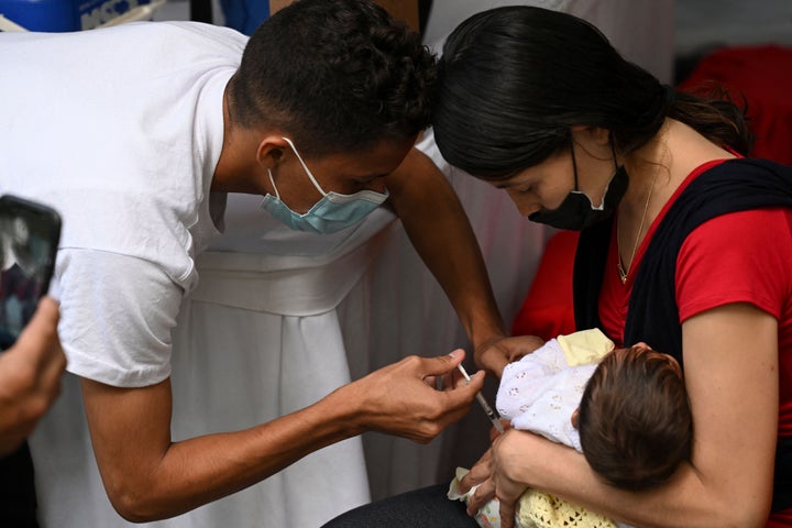 Un bebé recibe una dosis de la vacuna pentavalente en Caracas (Venezuela), el 17 de agosto de 2022.