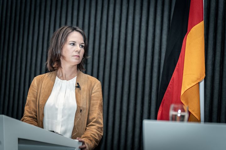 Η υπουργός Εξωτερικών της Γερμανίας Aνναλένα Μπέρμποκ παρευρίσκεται σε συνέντευξη Τύπου με τον Υπουργό Εξωτερικών της Δανίας Γιέπε Kόφοντ (δεν απεικονίζεται) μετά την υπογραφή ενός νέου δανο-γερμανικού σχεδίου δράσης στο Eigtveds Pakhus στην Κοπεγχάγη, Δανία, 26 Αυγούστου 2022.